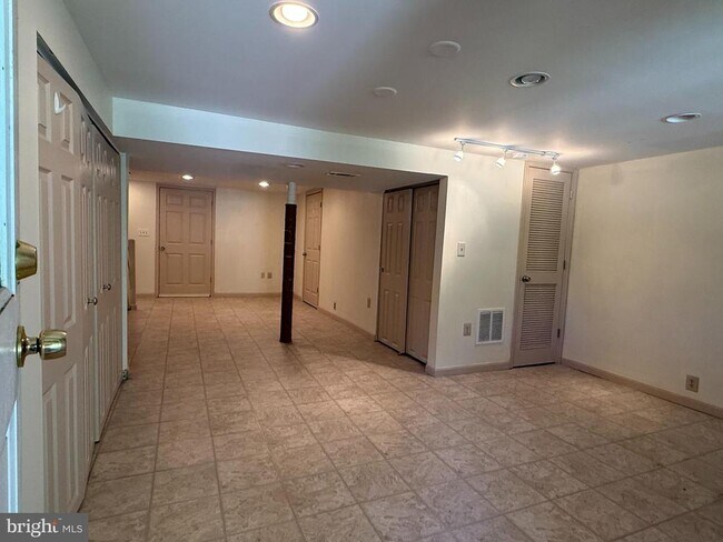 Building Photo - 1049 Winsford Rd
