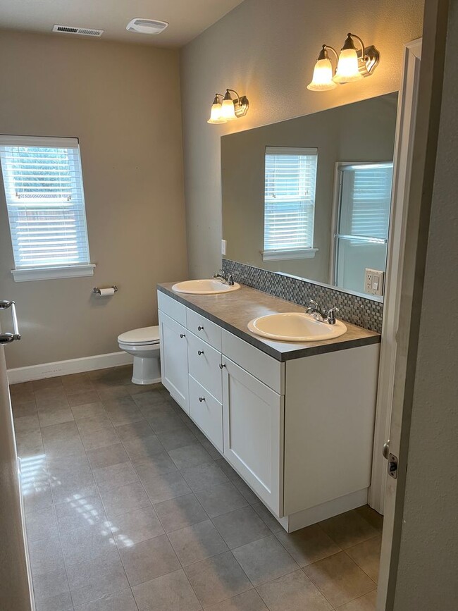 Building Photo - Single Level Home with Nice Layout