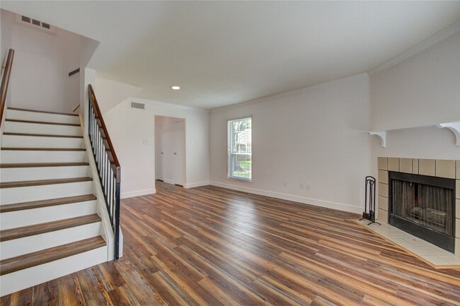 Building Photo - 2002 Gentryside Dr