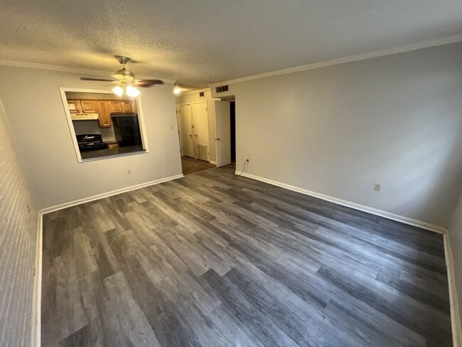 Building Photo - Stylish 2-Bed, 2-Bath Condo in Vibrant Mid...