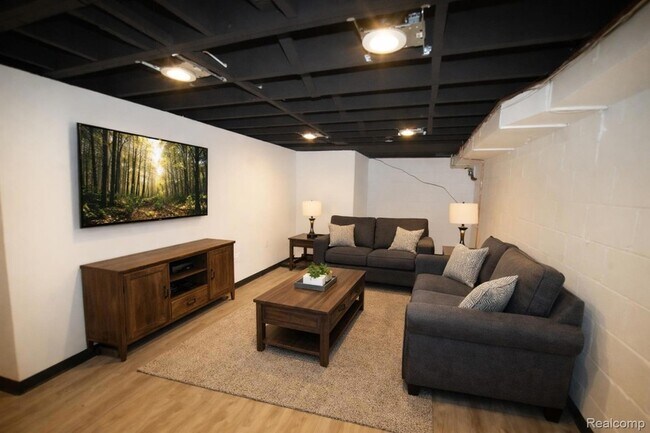 Building Photo - 7241 Outer Dr W