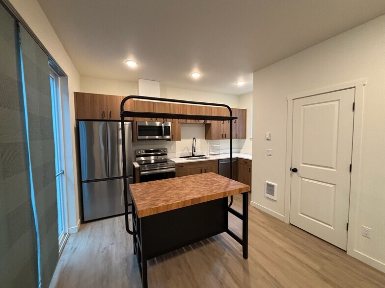 Building Photo - 12070 SE Pine St