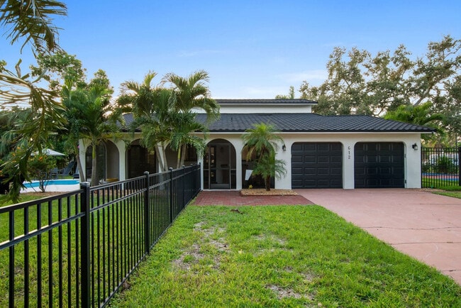 Building Photo - 612 Montezuma Dr