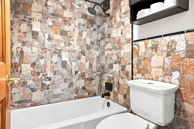 Building Photo - $1,395.95 - 1 Bed, 1 Bath Condo in Downtown Denver with Central AC, and Building amenities.