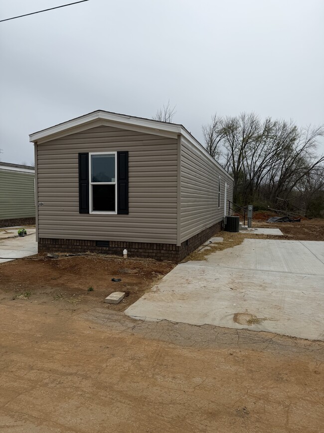 Building Photo - 404 Parker St