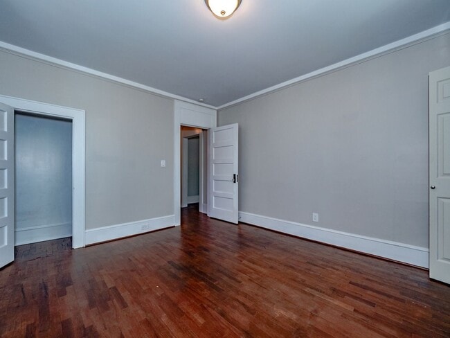 Building Photo - Oversized Renovated Downtown Cottage