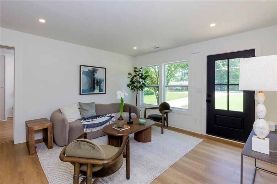 Building Photo - 3026 Brook Dr