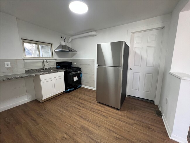 Building Photo - 24 Robinson St