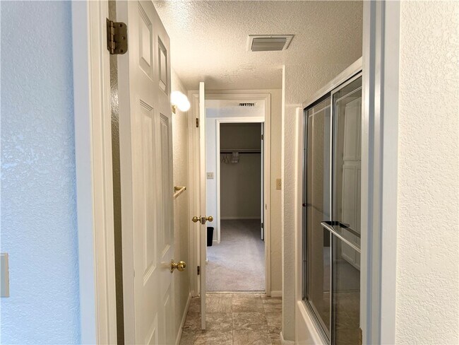 Building Photo - 1800 Club House Dr