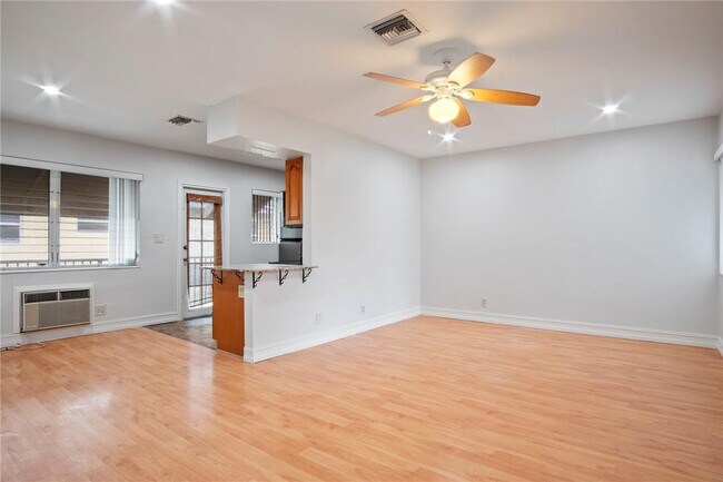 Building Photo - 2130 NE 42nd Ct
