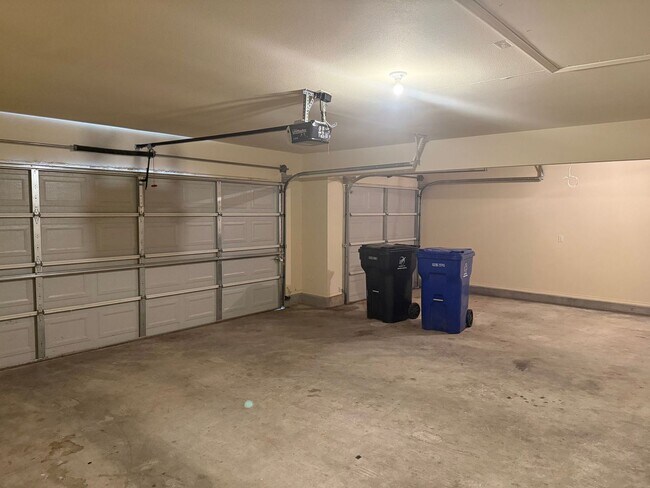 Building Photo - Welcome to your beautiful 3 bedroom home in the Battle Creek golf community!