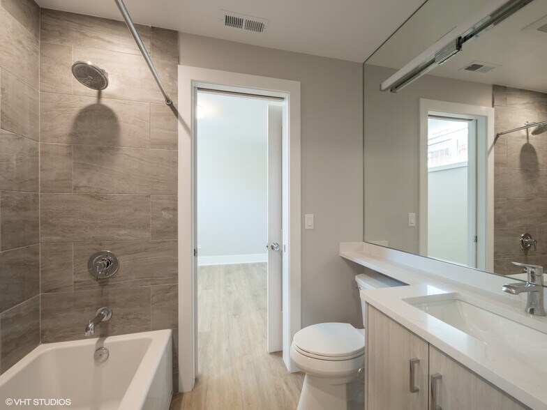 Building Photo - 1607 W Waveland Ave