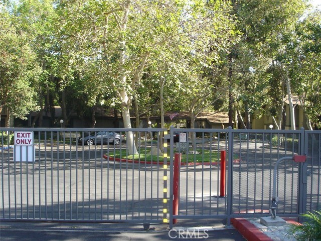 Building Photo - 960 E Bonita Ave
