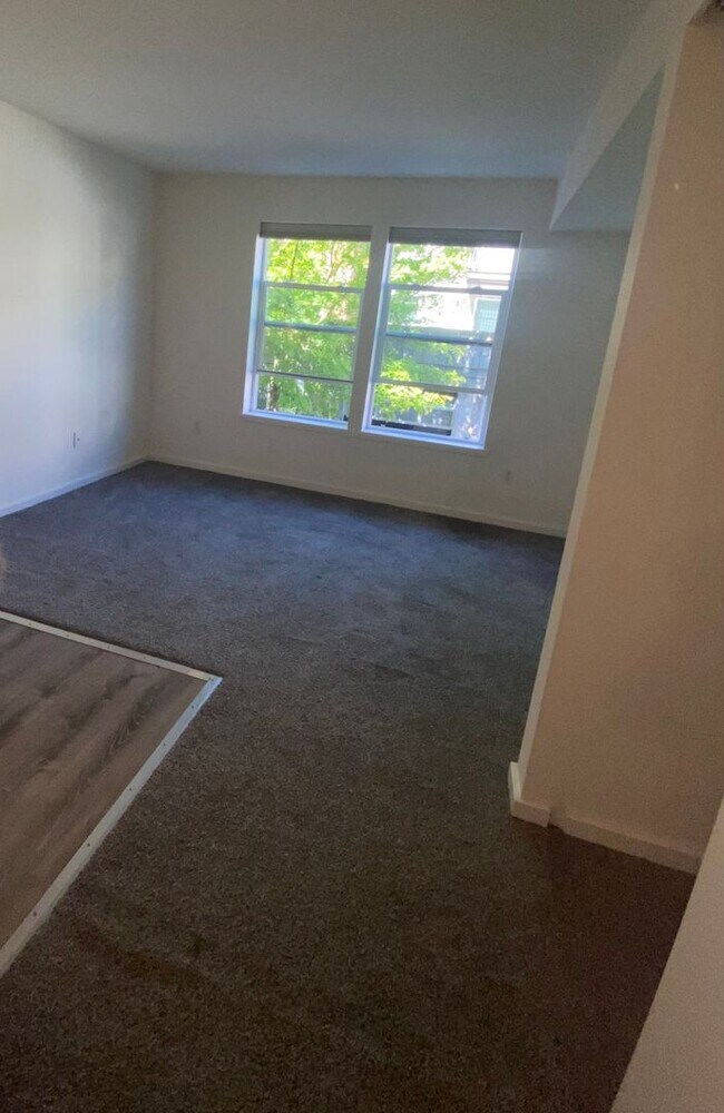 Building Photo - Contemporary Queen Anne Studio in Phenomenal Location!!!