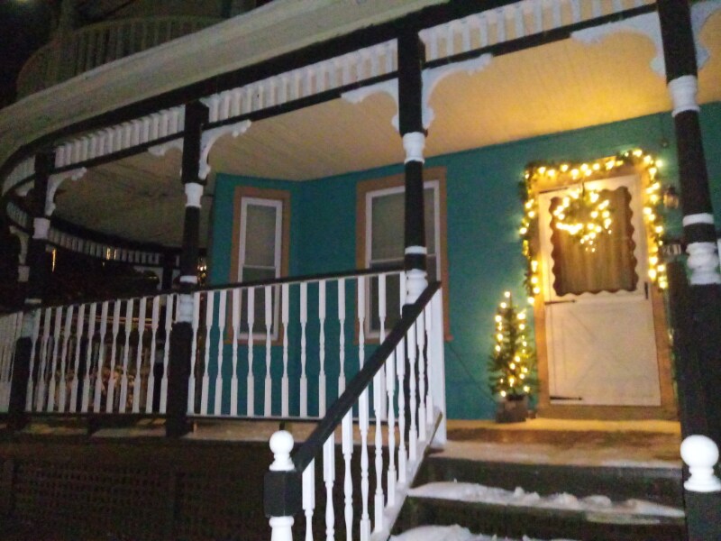 Building Photo - 261 Maple St