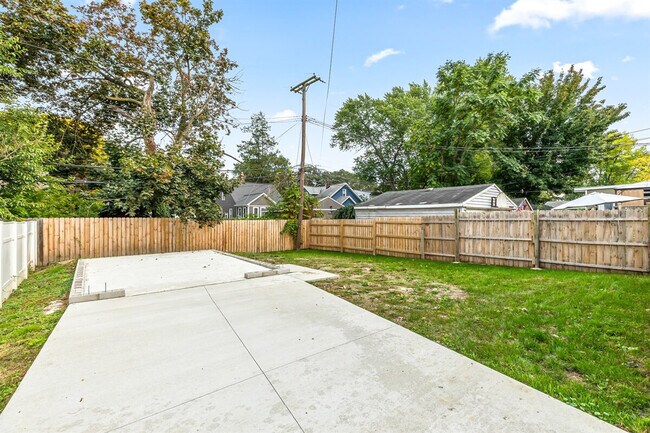 Building Photo - 419 S Kenwood Ave