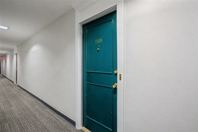 Building Photo - 357 N Post Oak Ln