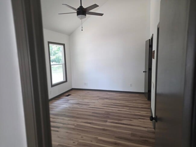 Building Photo - 2824 W Black Creek Rd