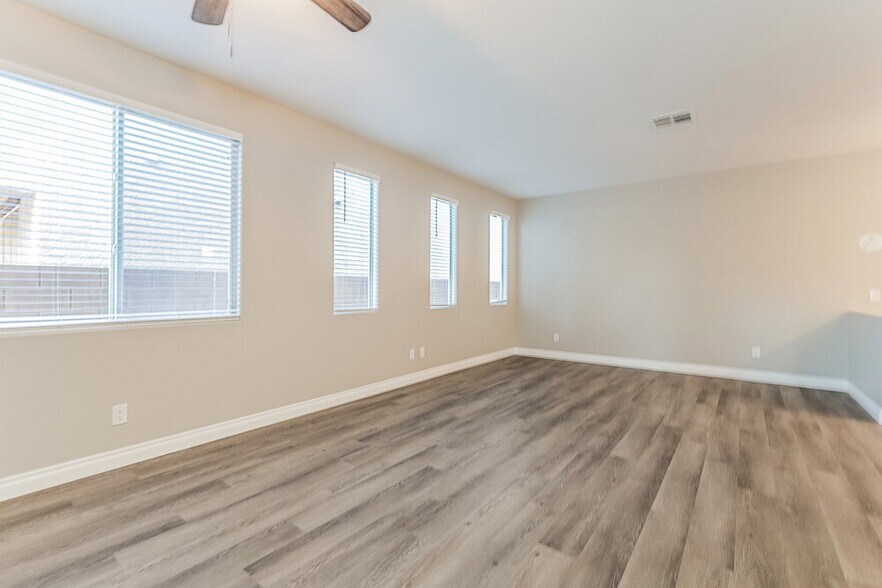 Building Photo - 4048 Villeroy Ave