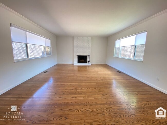Building Photo - Charming 2bd/2ba House in Downtown Sonoma!