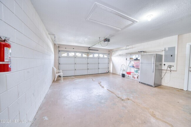 Building Photo - 5628 Loma Vista Dr W