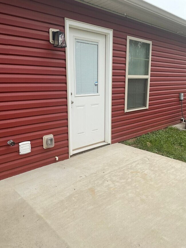 Building Photo - 600 Colonelette Dr
