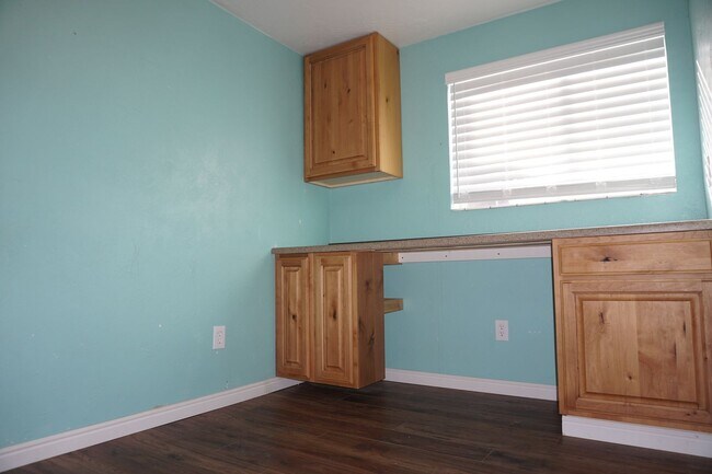 Building Photo - Quiet 4 Bedroom 2.5 Bath Taylorsville Home