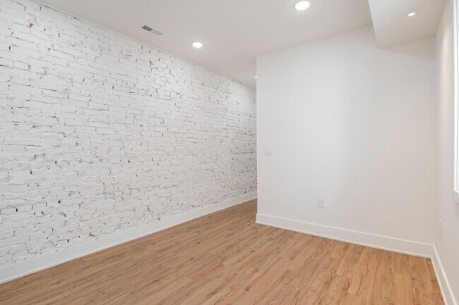 Building Photo - 3312 W Cumberland St