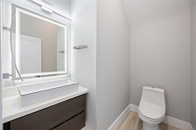Building Photo - 608 W 28th St