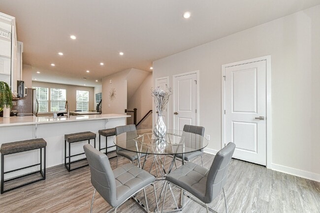 Building Photo - Stunning 3-bedroom, 4.5-bath townhome nest...
