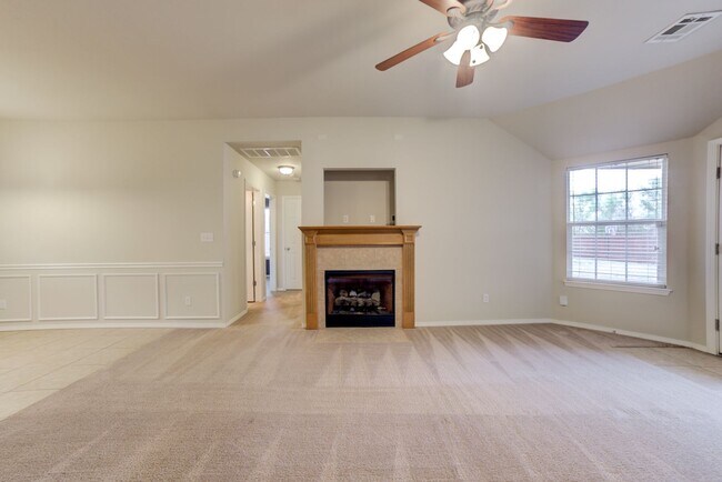 Building Photo - 3 Bed / 2 Bath in Collinsville!