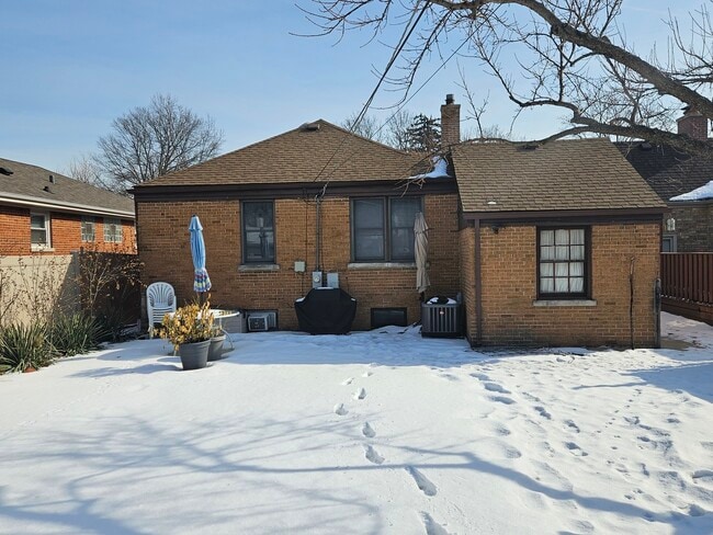 Building Photo - 902 Jeannette St