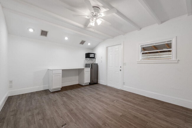 Building Photo - 8642 Sunset Dr