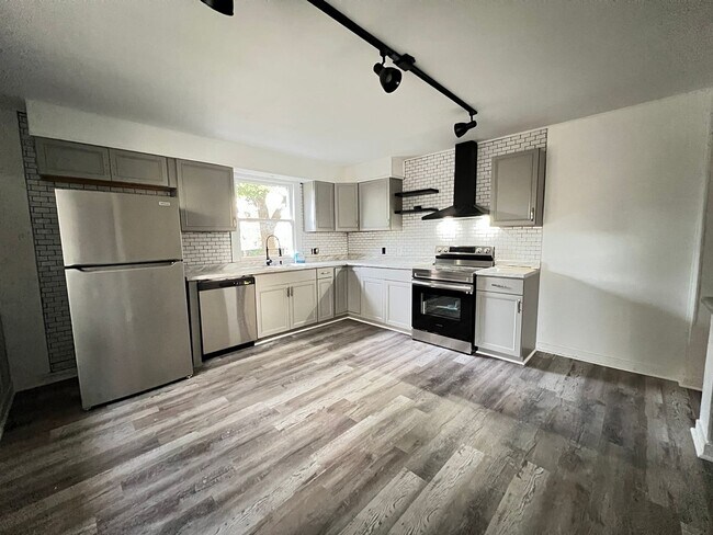 Building Photo - 3201 Fairfield Ave