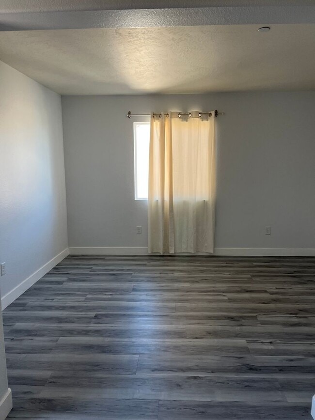 Building Photo - 4 bedroom 3bth Oak Hills area! Close to the 15 Freeway!