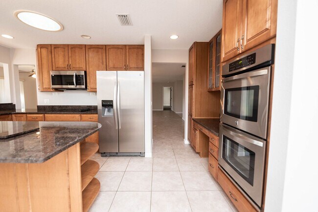 Building Photo - Welcome to this spacious three-bedroom, three-bath home in the heart of Palm Bay