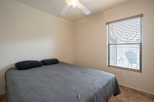 Building Photo - 928 E 6th St