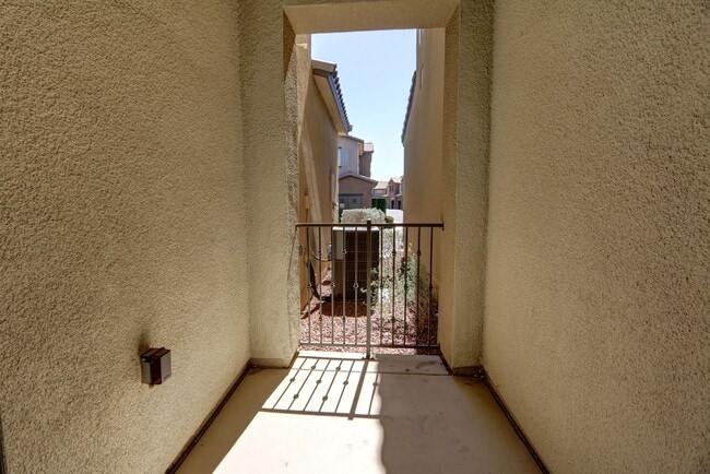 Building Photo - Step into  luxurious simplicity