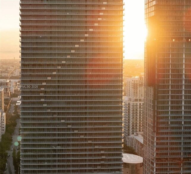 Building Photo - 700 NE 24th St