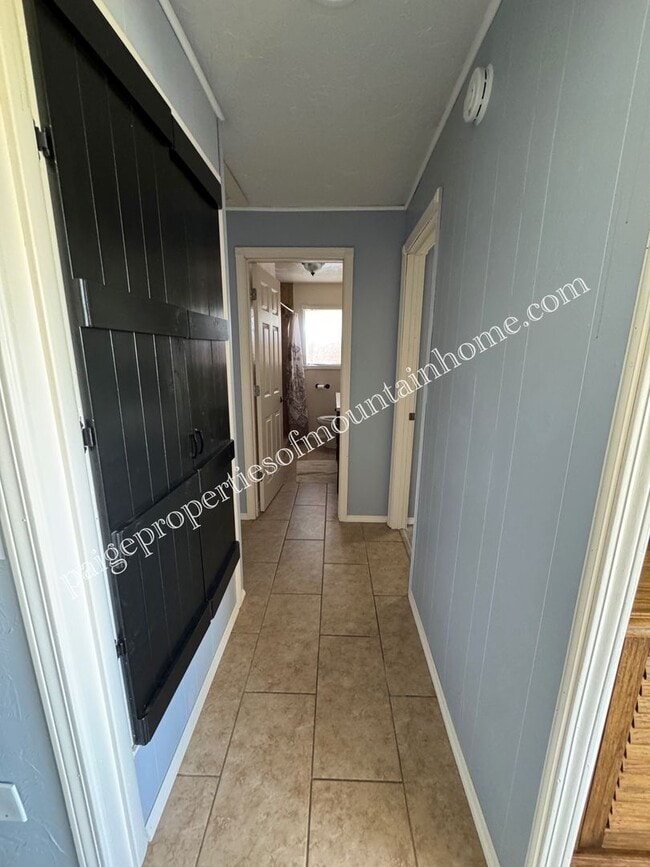 Building Photo - Charming 3-Bedroom Home