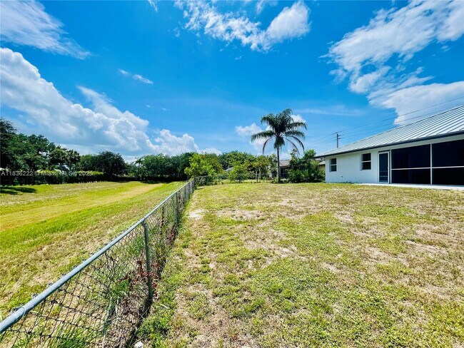 Building Photo - 272 SW Oakridge Dr