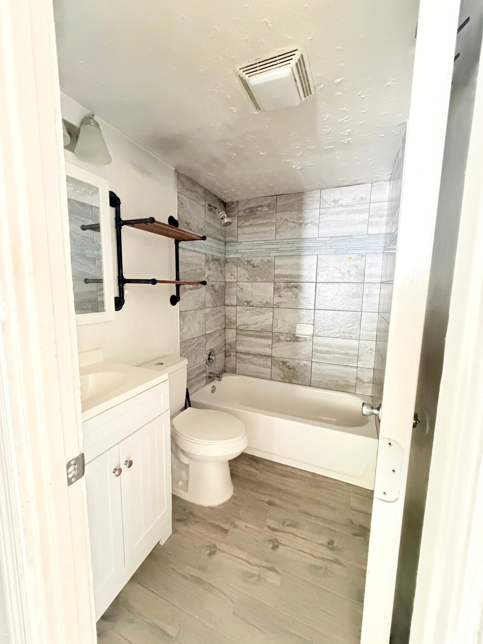 Building Photo - 1063 Lillian St