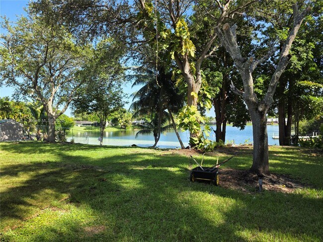 Building Photo - 13920 Kendale Lakes Blvd