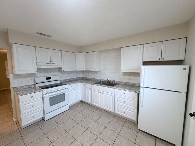 Building Photo - 2-bedroom, 1-bath half-duplex is move-in ready