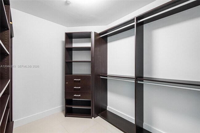 Building Photo - 2020 N Bayshore Dr