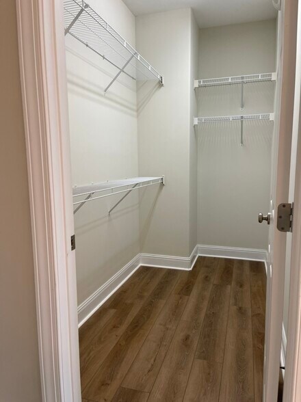 Building Photo - 144 Saint James Pl