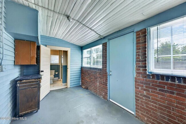 Building Photo - Ideal for Medical Professionals & Students – Spacious 5BR Near Downtown