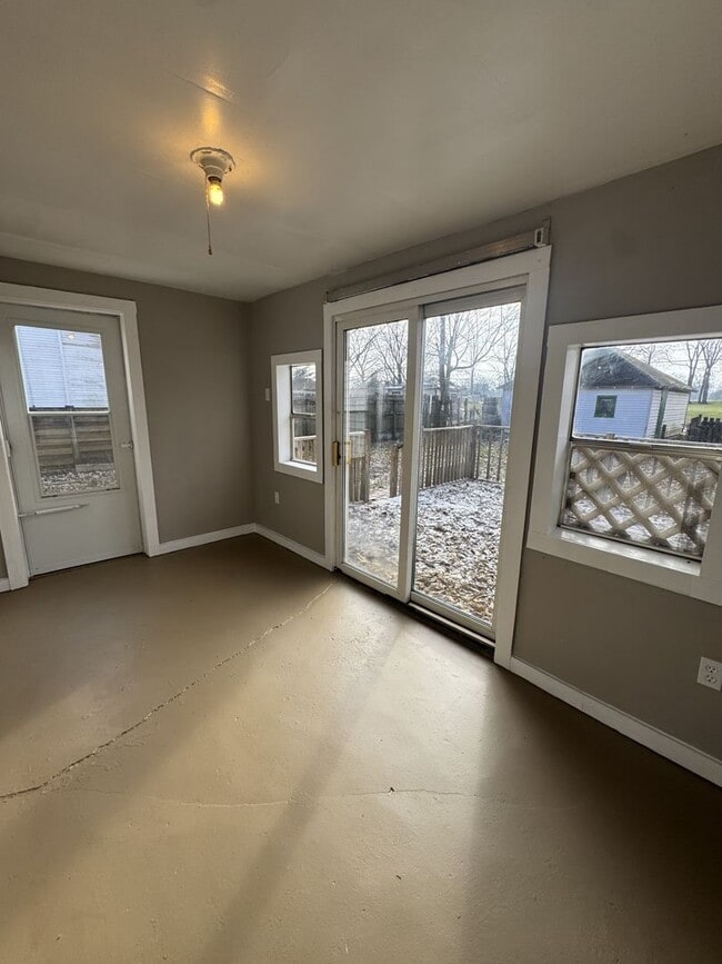 Building Photo - Welcome to this charming 3-bedroom, 2-bathroom home located in the heart of Springfield, OH+