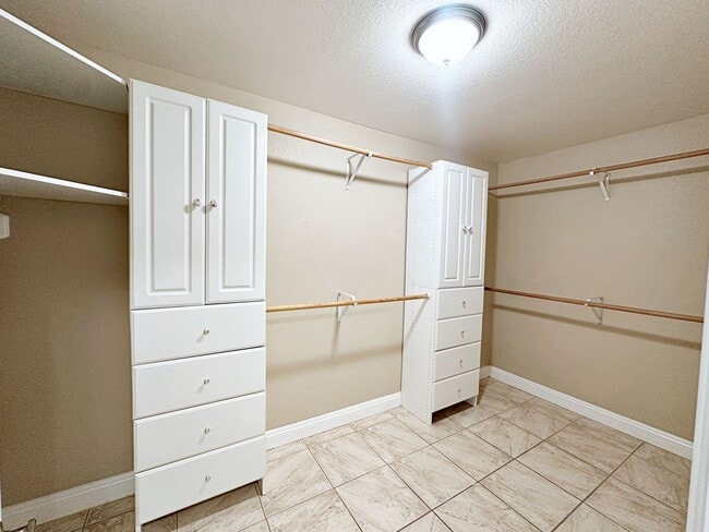 Building Photo - Green Valley Luxury Single Story: Pool, Putting Green, 4 Bedrooms, SOLAR!