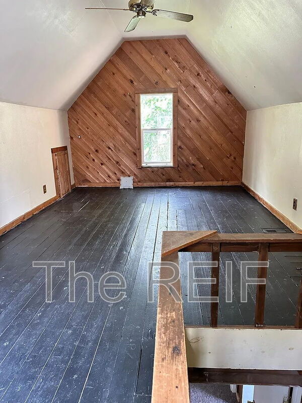 Building Photo - 109 W Maple St